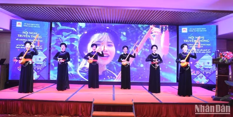 新闻发布会上演出的艺术节目。