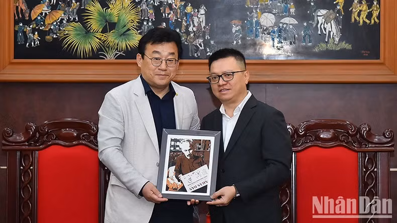 《人民报》社总编辑李国明会见韩国记者协会会长朴钟贤。