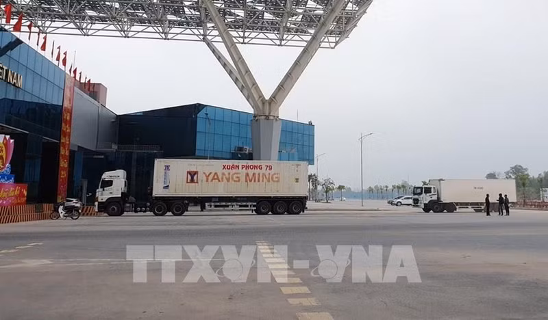 在北仑河二桥口岸的出口货车。（图片来源：越通社）