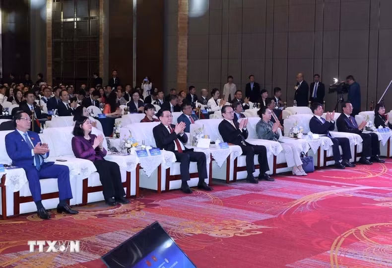 国会主席王廷惠以及各位代表出席越中贸易投资政策与机遇对话会。