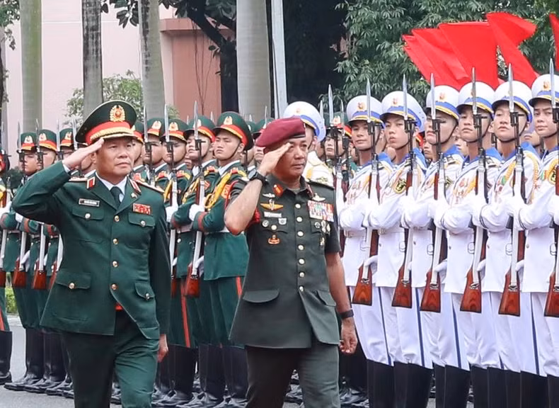 阮新疆上将8月14日上午在河内主持仪式，欢迎穆罕默德·阿布·拉赫曼大将以及马来西亚军队高级代表团。