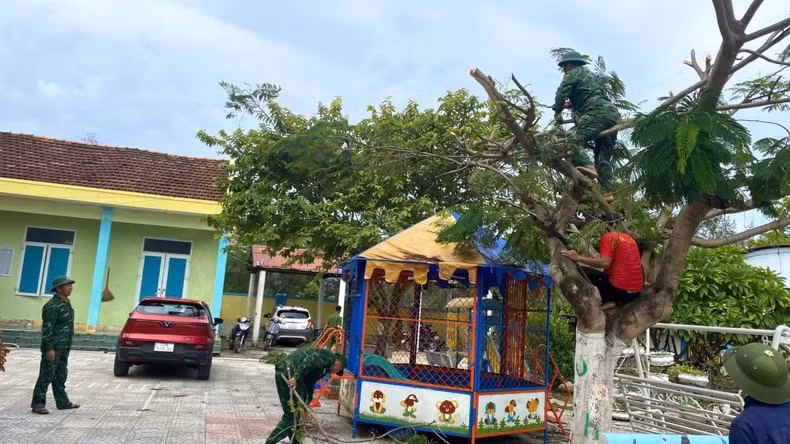 沿海地区的边防部队帮助学校修剪树木,以减少因风暴造成的折断和倒塌。 沿海地区的边防部队帮助学校修剪树木,以减少因风暴造成的折断和倒塌。