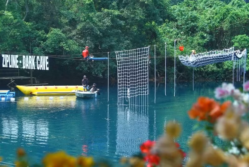游客在丰芽——格邦国家公园里的杵河-黑洞（Sông Chày - Hang Tối）旅游区体验各种游戏。
