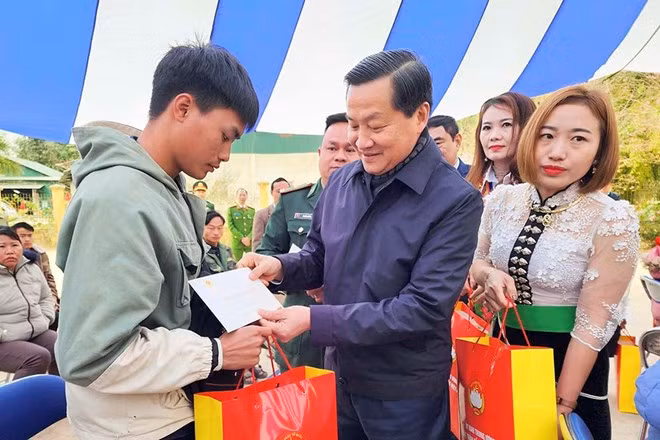 越南政府副总理黎明慨向奠边省困难群众赠送慰问品。