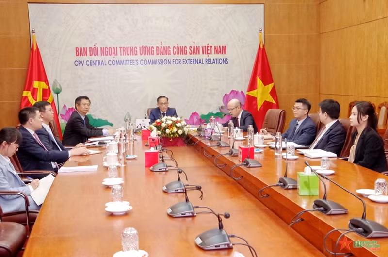 黎怀忠同志与阿尔及利亚民族解放阵线党领导之间线上会谈场景。