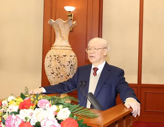 越共中央总书记、十四大文件起草工作小组组长阮富仲主持会议。（图片来源：越通社）