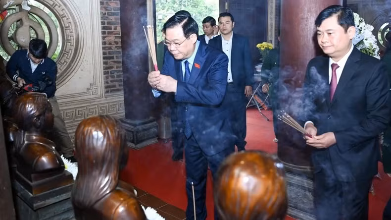 越南国会主席王廷惠一行来到义安省都梁县桩盆国家级历史遗迹区向各位英烈烈士敬香献花。