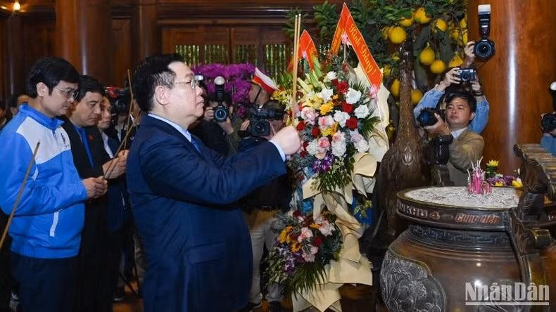 越南国会主席王廷惠莅临金莲特别遗址区和桩盆国家历史遗址区敬香