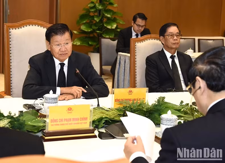 老挝人民革命党中央总书记、国家主席通伦·西苏里在会见时发表讲话。 老挝人民革命党中央总书记、国家主席通伦·西苏里在会见时发表讲话。