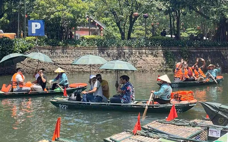 印度游客参观宁平省长安旅游区。