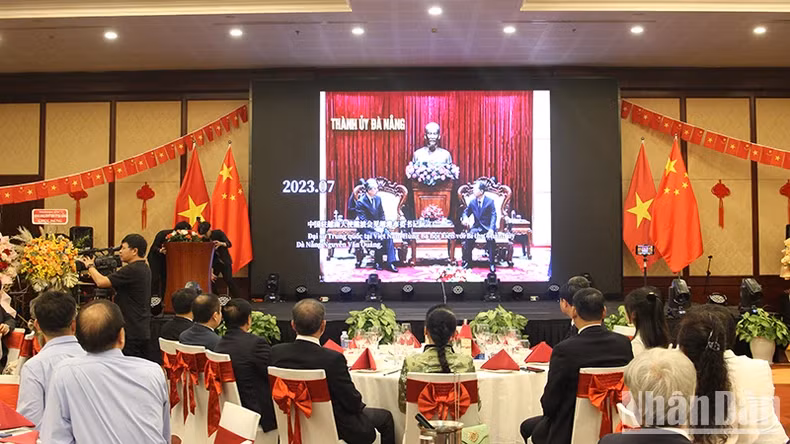 各位代表在会上重温两国的关系。