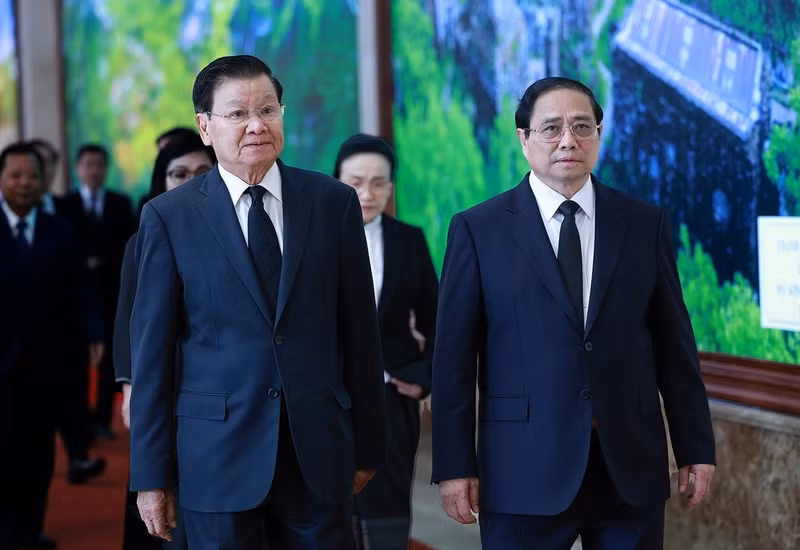越南政府总理范明正会见老挝人民革命党中央总书记、国家主席通伦·西苏里。