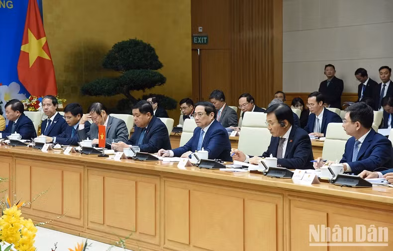 范明正总理等越南代表出席会议。
