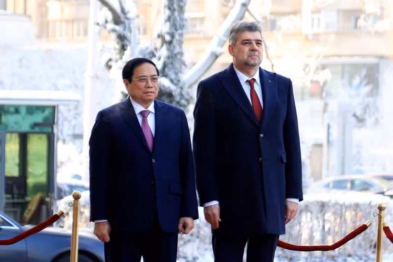 马切尔·乔拉库总理主持仪式，欢迎范明正总理对罗马尼亚进行正式访问。