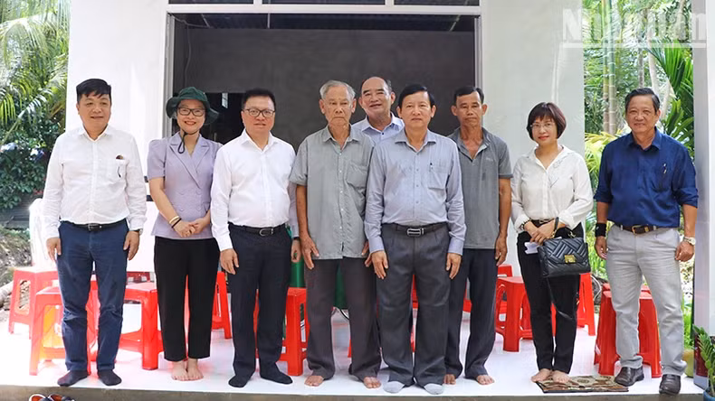 向永隆省茶温县茶昆乡贫困人民捐赠大团结房屋。