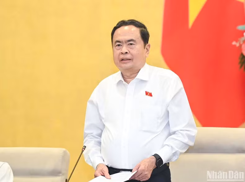 越南国会主席陈青敏主持会议并致开幕辞。