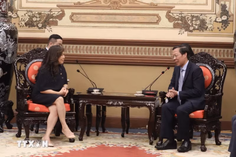 胡志明市人民委员会主席潘文买与加拿大出口促进、国际贸易和经济发展部部长玛丽·吴。