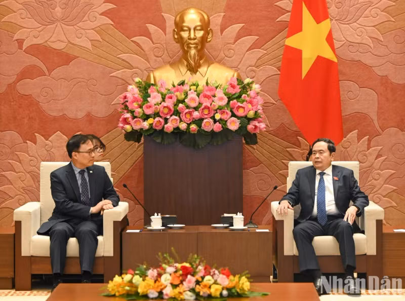 越南国会主席陈青敏会见韩国驻越南特命全权大使崔泳三。