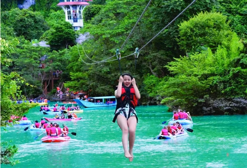 游客在丰芽——格邦国家公园里的杵河-黑洞（Sông Chày - Hang Tối）旅游区体验各种游戏。