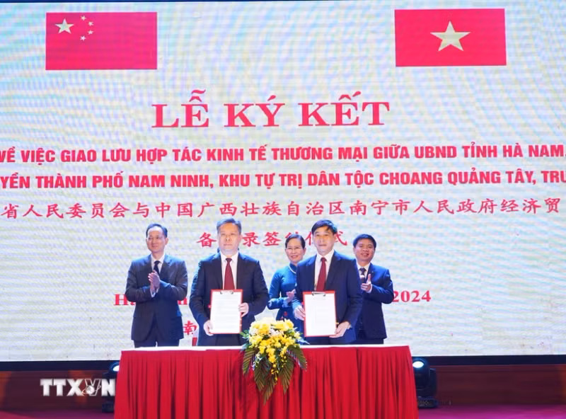 双方签署签署了关于加强经贸交流和对接的合作备忘录。（图片来源：越通社）