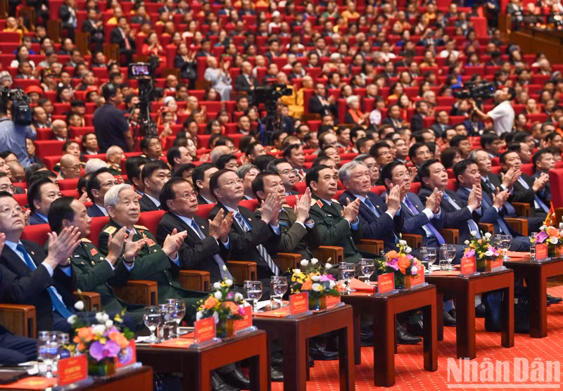 出席大会的各位代表。 出席大会的各位代表。