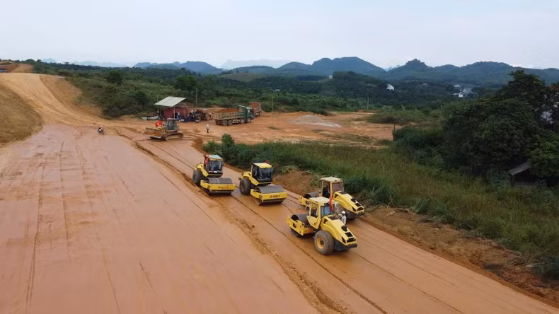 承包商调集机械设备紧急施工宣光至河江高速公路（一期）宣光省安山县四郡乡路段。