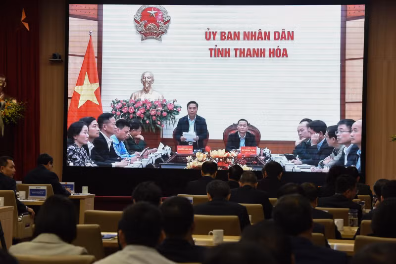 会议以线上和线下相结合方式举行，设在河内电力集团的会议主会场与该输电线路经过的9个省市和全国63个电力公司分会场视频连线。