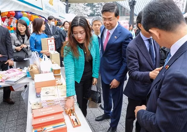 越南驻日本大使范光校参观石川县手工艺品摊位。