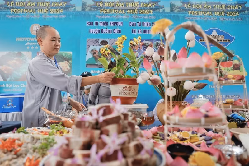 素食节活动在香江北岸边迎涼亭举行。（图片来源：越通社）