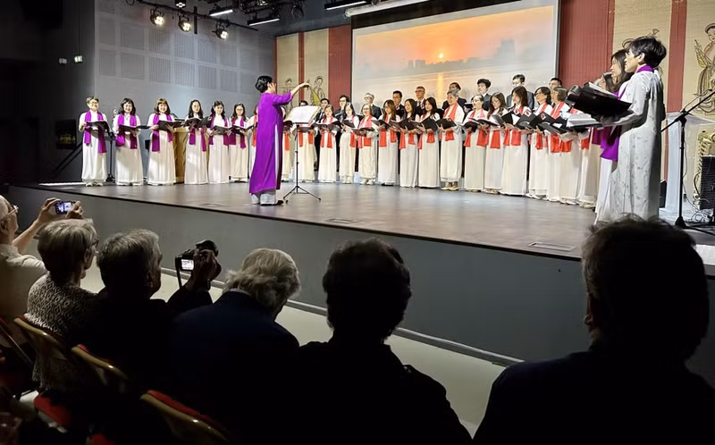 家乡合唱团成立15周年特别文艺演出在法国首部巴黎的越南文化中心举行。