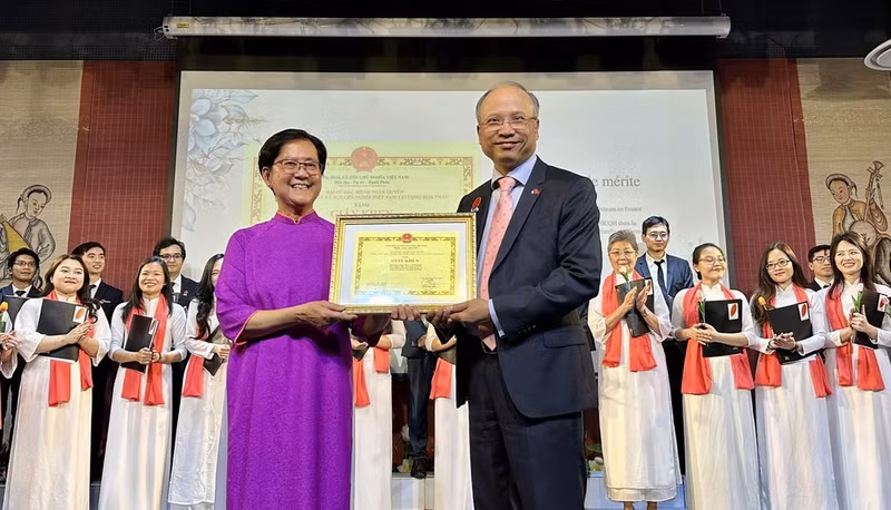 越南驻法国大使丁全胜向家乡合唱团颁发大使的奖状。