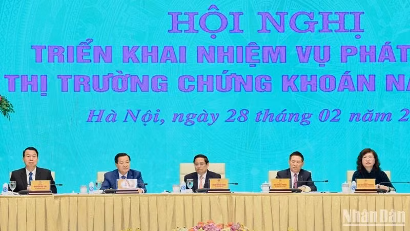 政府总理范明正在政府总部主持召开2024年证券市场发展任务部署会议。