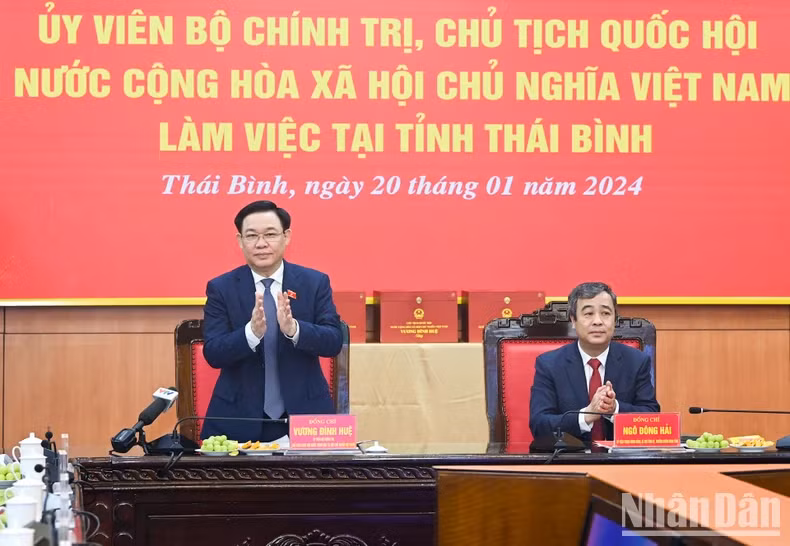 越南国会主席王廷惠与太平省省委常委会举行工作会议。 越南国会主席王廷惠与太平省省委常委会举行工作会议。