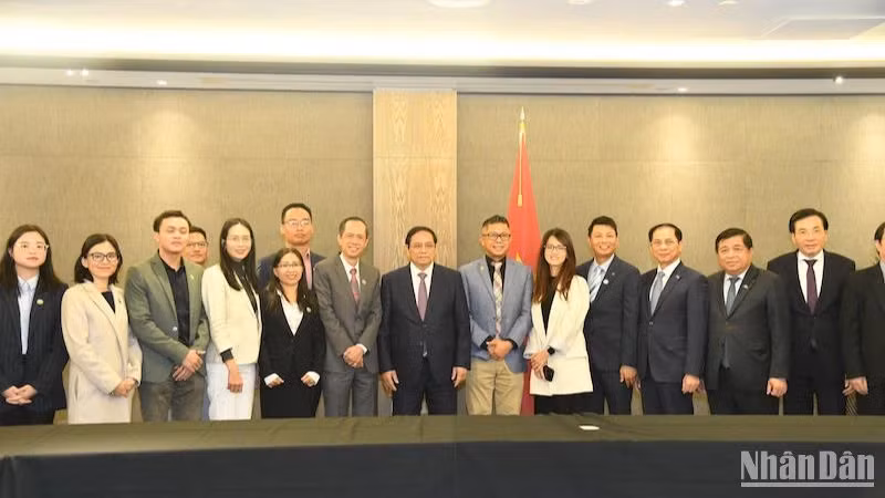 范明正总理同新西兰越南科技组科研人员合影留念。