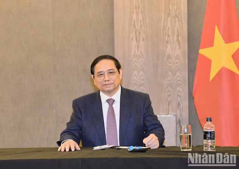 范明正总理在会上发表讲话。