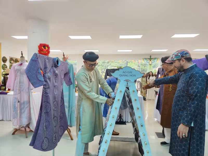 参观者参观顺化奥黛周奥黛展览会。 参观者参观顺化奥黛周奥黛展览会。