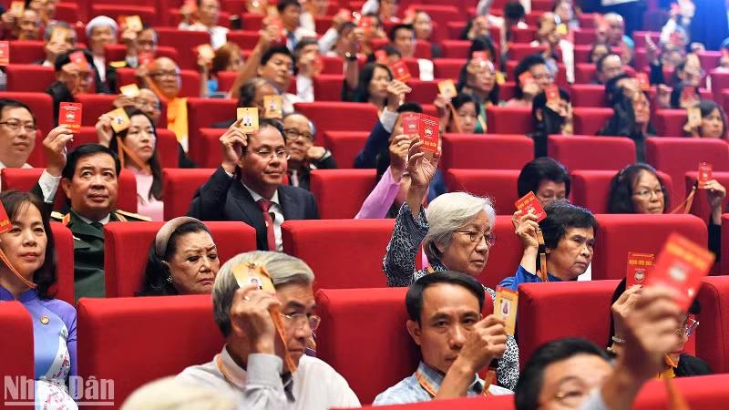 各位代表就越南祖国阵线第十届中央委员会（2024-2029年）委员名额分配进行协商。