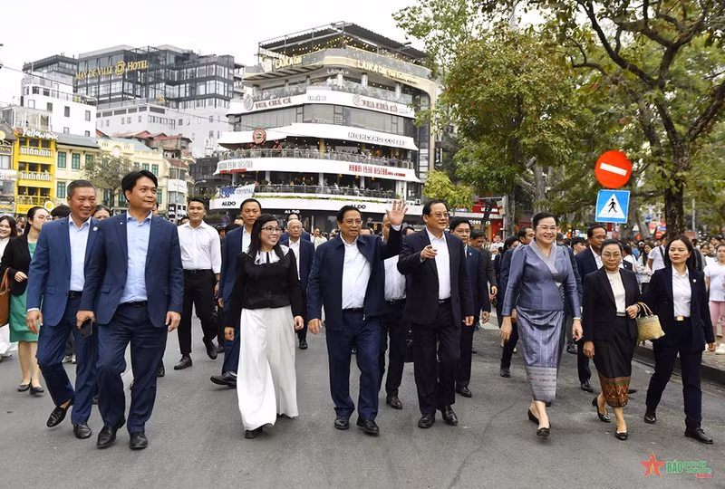越老两位政府总理携夫人在还剑湖散步。 越老两位政府总理携夫人在还剑湖散步。