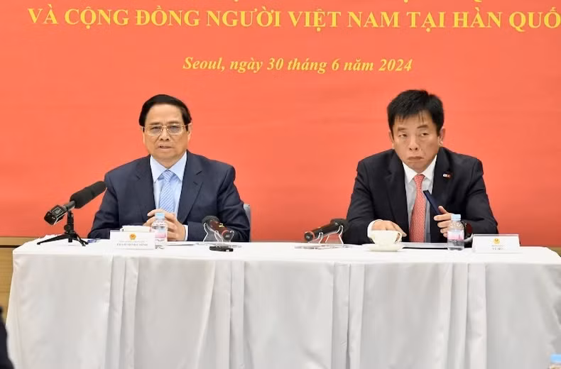 范明正总理在会上发表讲话。