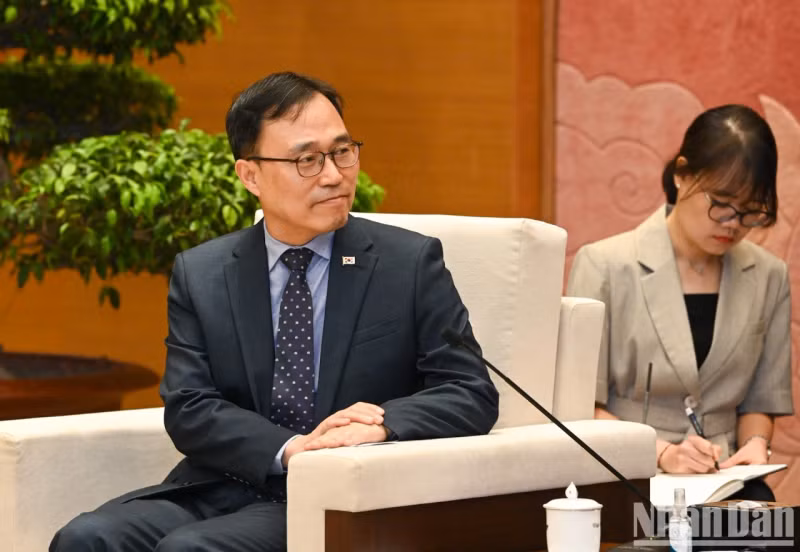 韩国驻越南特命全权大使崔泳三在会上发表讲话。