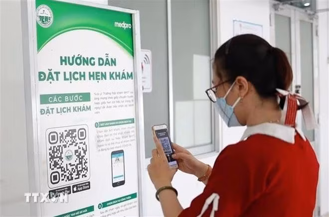 在胡志明市皮肤科医院人们扫描二维码进行预约挂号。