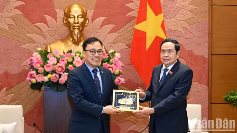 越南国会主席向韩国驻越大使赠送慰问品。