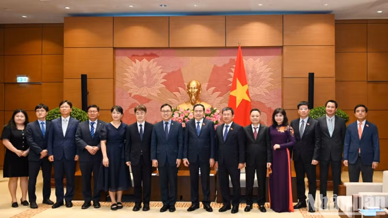 双方代表合影留念。