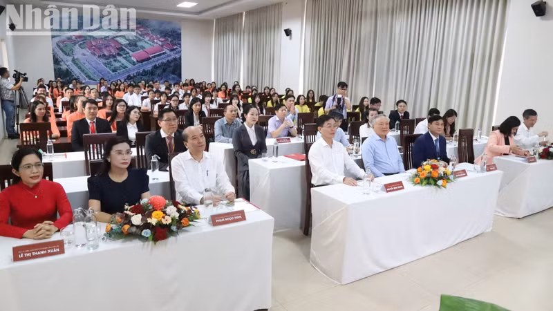 越南政府常务副总理阮和平同黄越学校领导举行工作会议。