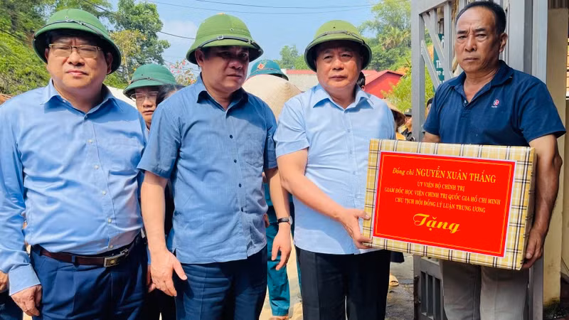阮春胜同志对安沛受灾人民赠送礼物。