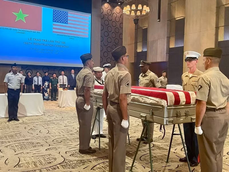 在越南战争时期失踪的美国军人遗骸（MIA）第166次交接仪式在岘港市举行（2024年）。