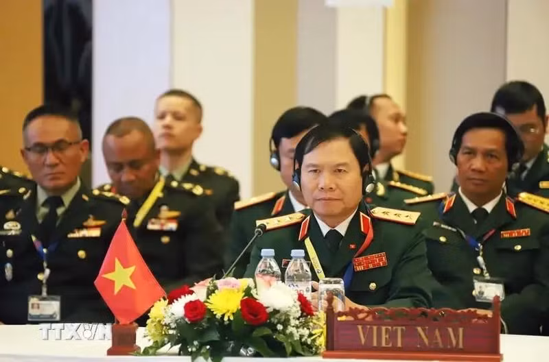 越南国防部副部长阮新疆发表讲话。（图片来源：越通社）
