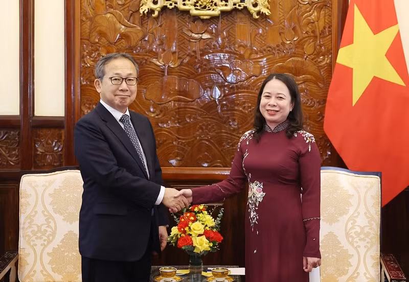 越南国家代主席会见前来拜别的日本驻越南大使。（图片来源：越通社）