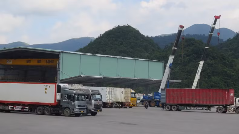谅山省文朗新清车站接收进口货物进入宝原商业运输股份公司的仓库。（图片来源：微雄壮 摄）