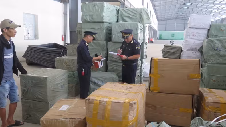 谅山省文朗新清海关分局的干部在宝原贸易股份公司的仓库检查进口货物。（图片来源：微雄壮 摄）